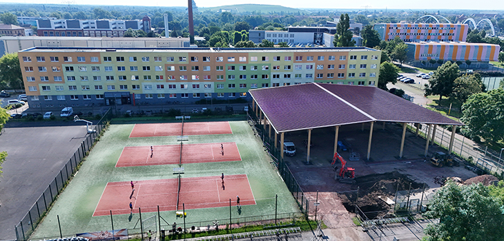 Blick von oben auf die Umbauarbeiten der Tennisanlage hinter Sporthalle 3