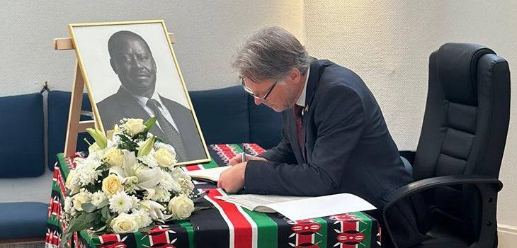 Rektor Prof. Dr.-Ing. Jens Strackeljan trägt sich in das Kondolenzbuch zum Tod von Raila Odinga in der Botschaft Kenias in Berlin ein. Rektor Prof. Dr.-Ing. Jens Strackeljan trägt sich in das Kondolenzbuch zum Tod von Raila Odinga in der Botschaft Kenias in Berlin ein.