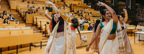 Indische Studentinnen tanzen gehüllt in weiße Saris im Hörsaal zum Onam-Fest (c) Jana Dünnhaupt_Uni Magdeburg