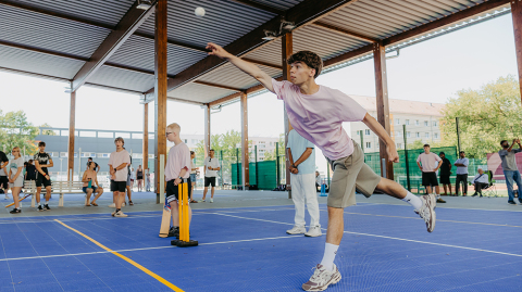 A pupil throws the ball in a sports hall during a cricket training session (c) Jana Dünnhaupt, University of Magdeburg
