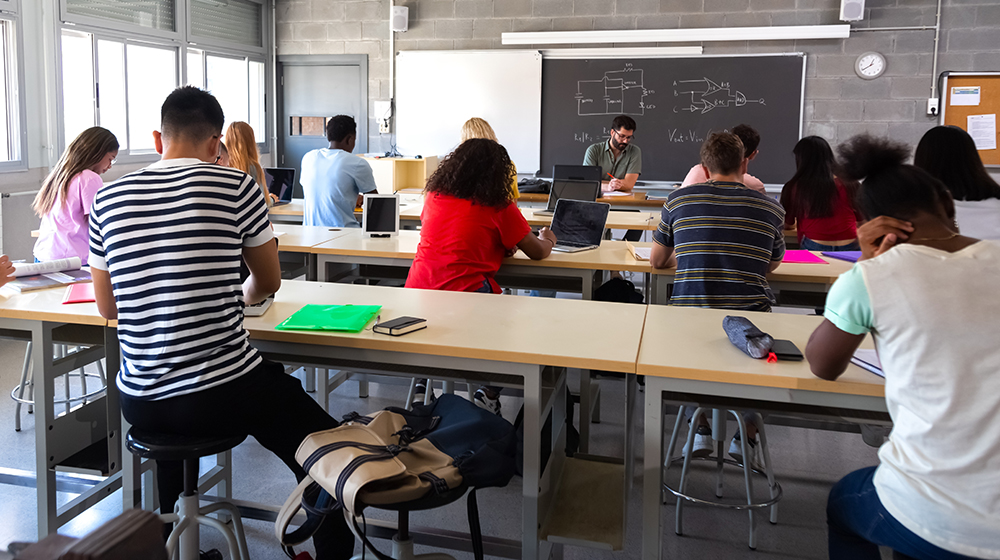 /unimagdeburg_media/Presse/Bilder/Pressemitteilungen/2026/Lehrer+mit+Schulklasse+%28c%29+Shutterstock-height-560-width-1000.jpg